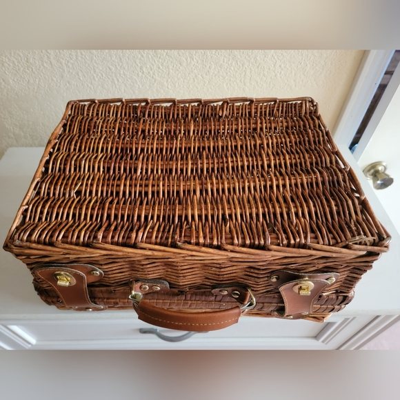 Brown Wicker Pinic Basket - Picture 4 of 8